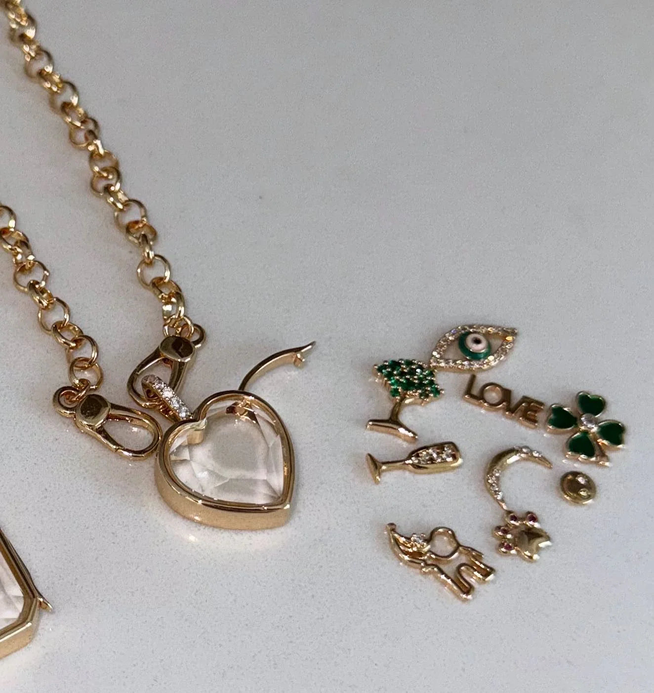 Mason De Charms Locket Round