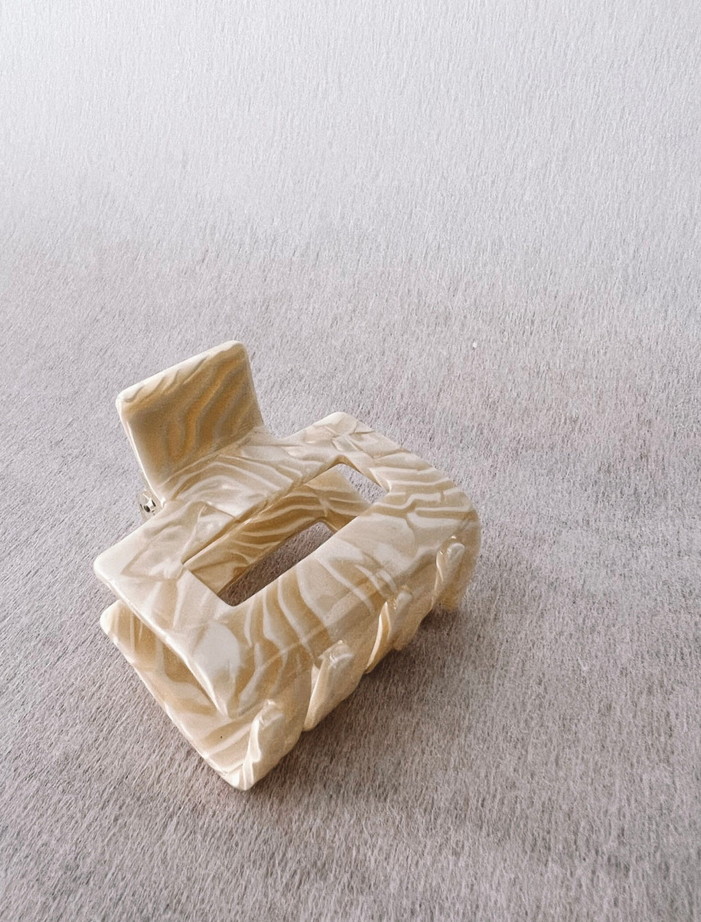 Saya Clip Cream Marble